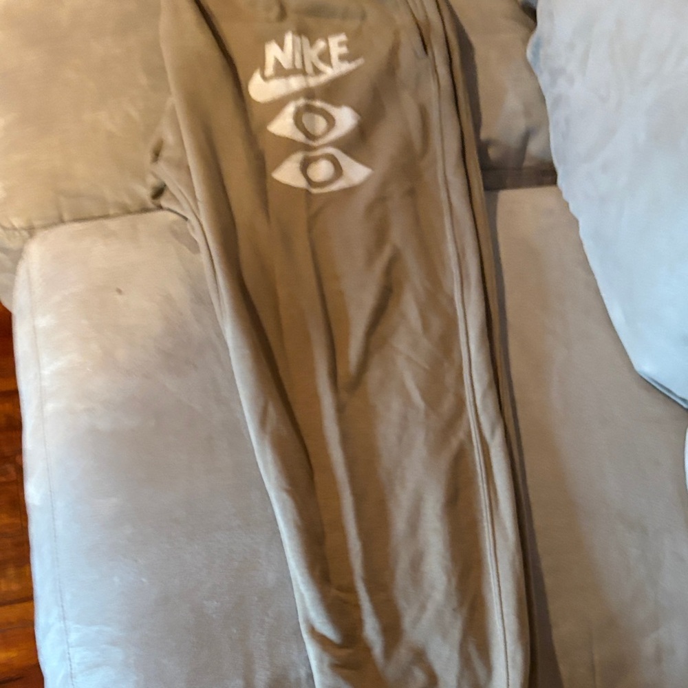 Nike Beige Sweatpants with White Graphic - Picture 4 of 6